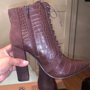 Shoe dazzle boots size 7.5